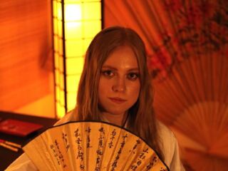 topless webcamgirl MandiKressierer