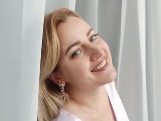 naked girl with webcam masturbating with vibrator AlexaDeneuve