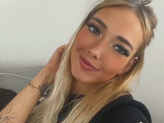 girl showing tits AmyNoe