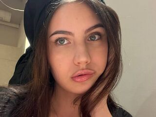 camgirl playing with vibrator CarlotaJanower