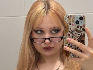 naked camgirl masturbating with vibrator EloiseGow
