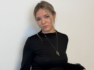 naked girl with webcam masturbating with vibrator KeiraTullier