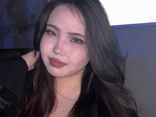live webcam performer KeraHain