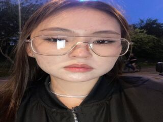 camgirl fingering shaved pussy LauriMoradel