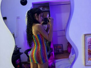camslut fingering shaved pussy LilyCastle