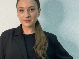 girl shaving pussy LyndaEstle