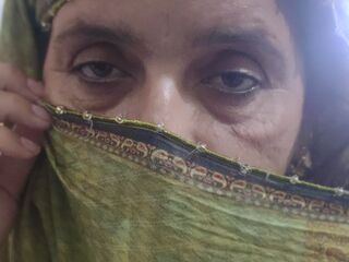 naked camgirl masturbating with vibrator MahiKimi