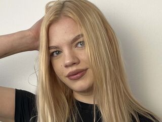 naked camgirl masturbating with vibrator MariaTownsen
