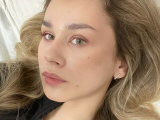 camgirl fingering wet pussy RoxanePoire