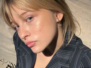 topless camgirl SoledadMadon